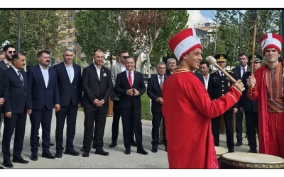 Festivalde kurulan sofradaki yemek ve tatlılar 10 dakikada tükendi