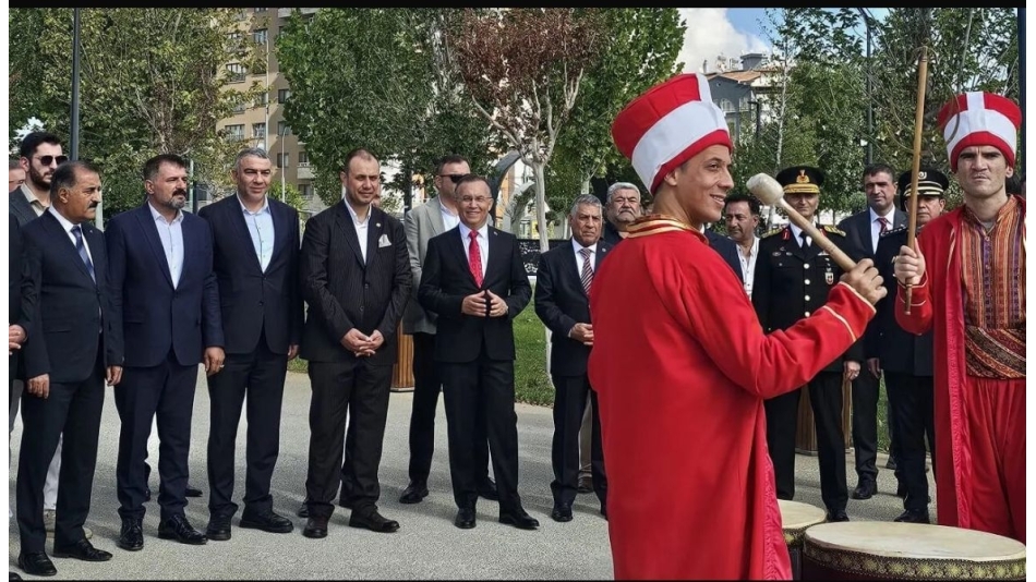 Festivalde kurulan sofradaki yemek ve tatlılar 10 dakikada tükendi