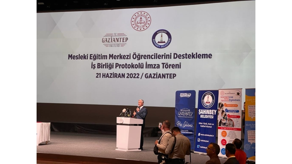 Milli Eğitim Bakanlığı ve Şahinbey Belediyemizin işbirliği ile düzenlenen, 'Gençlerin Mesleki Eğitimlerini Destekleme Protokolü'ne Lokantacılar. Gaziantep Lokantacılar,Kebapçılar Pastacılar,Baklavacılar,Tatlıcılar Başkanı olarak katılım sağladık.
